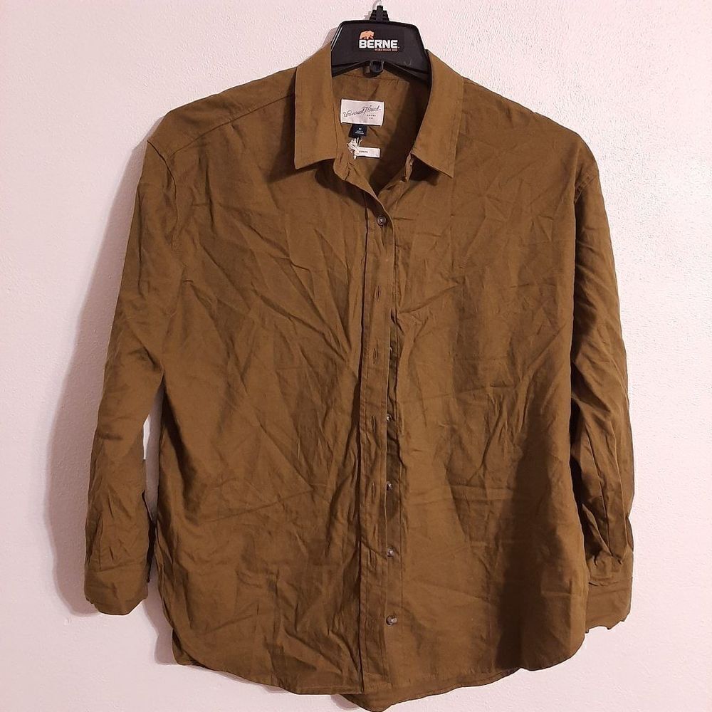 Universal thread medium green button shirt